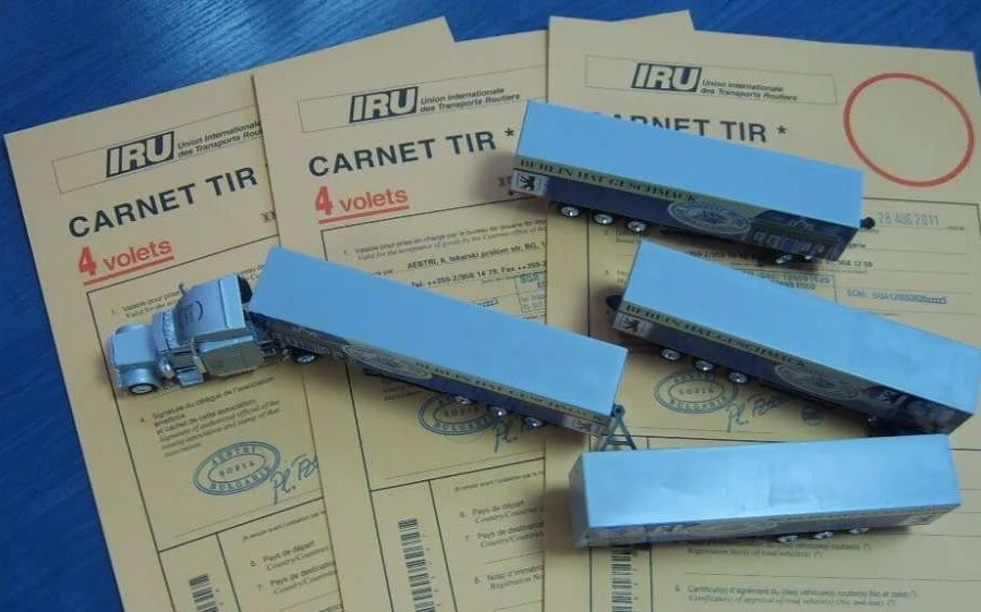Послуги Біла вантажівка на фоні приміщення компанії. Міжнародні автомобільні перевезення